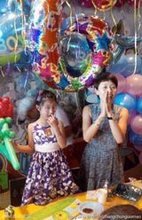 组图：文章马伊琍为女儿六岁庆生 一家其乐融融