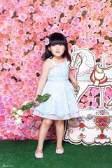 组图：王诗龄置身千朵玫瑰花海 清新粉嫩似李湘