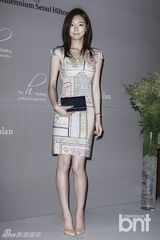 组图：韩星金雅中出席婚礼 裤装显长腿