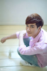 组图：丁祥威曝最新写真 粉色衬衫化身优雅型男