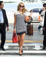 组图：希尔顿韩国大马路上狂摆POSE任拍