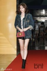 组图：众星试映拼时尚 朴敏英白衣显清纯