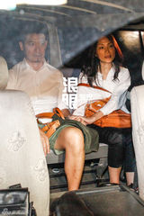 组图：柯震东父母接儿子神情凝重 双手紧握