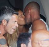 组图：芭儿-莱法利比基尼出海 与光头男友激吻