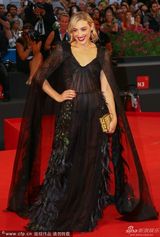 组图：衰姐们屌丝男友变型男 内衣超模爆乳相挺