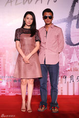 组图：《一生一世》谢霆锋高圆圆默契着情侣服