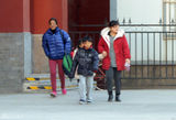 组图:张艺谋全家福首曝光 陈婷携3子女温馨出镜