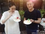 组图：王菲李亚鹏为爱女庆生 亲密仍似一家人