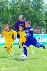 组图：星二代踢球 田源儿子无厘头堪比周星驰