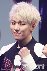 组图：韩团 Block B 发布会 变身粉红淘气恶童