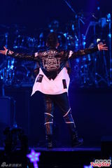 组图：多变哈林(庾澄庆)唱金曲 登小巨蛋万人同欢