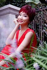 组图：陈彦妃红短发抢眼 宛若丛林精灵