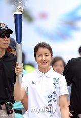 组图：韩星李诗英孝琳为亚运会传递火炬