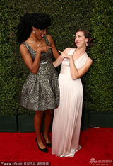 组图：女星克莉丝汀-夏尔白色长裙俏皮露美背