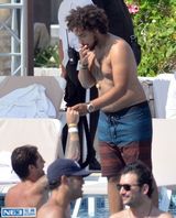 组图：阿汤哥儿子与美女鸳鸯戏水 帅哥变土豪范