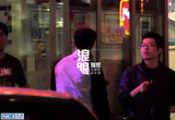 组图：朱丹周一围夜会逛街 甜蜜牵手似老夫老妻