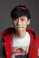 组图：王博文《那个他》首播 致90后勇敢爱