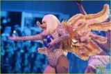 组图:Lady Gaga巡演战衣奢华 白发魔女造型冷艳