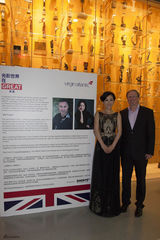 组图：秦海璐获封中英电影大使 着镶钻礼服亮相