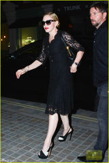 组图：麦当娜涂大红唇深夜现身 着镂空裙秀妩媚