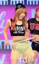 组图：B1A4凭新曲夺冠 T-ara孝敏透视裙秀性感