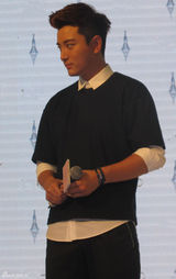 组图：贾乃亮七夕现身家乡捞金 与粉丝亲密互动