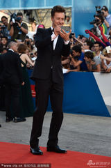 组图：威尼斯开幕红毯 演员爱德华-诺顿玩自拍