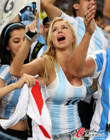 组图：阿根廷辣妹球迷甩胸抢镜呼之欲出
