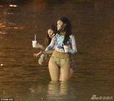 组图：蕾哈娜深夜赴海边派对 豹纹三角泳裤吸睛