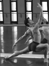 组图：意大利芭蕾男神罗伯特波雷 展现完美肉体