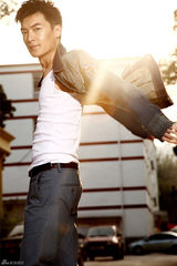 组图：纪宁风格大片曝光 尽显都市时尚感