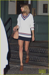组图：斯威夫特变身学院风小妹 清纯可爱秀长腿
