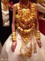 组图：广东新娘结婚挂70个金镯 新郎戴多条金链