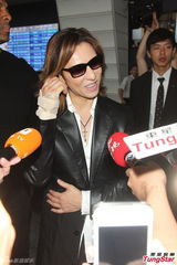 组图：YOSHIKI带女友来台开唱 粉丝扮X女郎接机