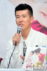 组图：郑慧英夫妇结婚十周年 今天更加幸福