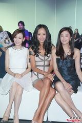 组图：辣妈蒋怡出席活动性感秀长腿不慎走光