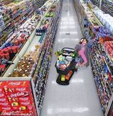 组图：暮光女斯图尔特开胸性感 变超市购物妹