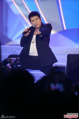 组图：人来疯！萧敬腾变多动症 拉歌迷不放手