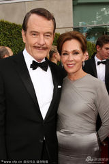 组图：《绝命毒师》男主角布莱恩携妻亮相红毯