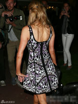 组图：希尔顿现身四处抛媚眼 U领连衣裙秀半球