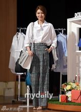 组图：少女时代秀英白衫长裤 黄金比例羡煞旁人