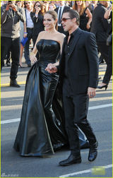 组图：朱莉着炫酷皮裙牵手布拉德-皮特恩爱亮相