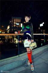 组图：张佳宁利落短发美腿袜 酷炫十足闪耀黑夜