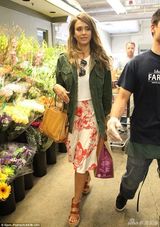 组图：阿尔芭着红色印花裙出街 演绎夏日小清新