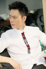 组图：万思维休闲街拍 墨镜遮面帅酷有型