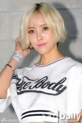 组图：T-ara孝敏银发热裤现身 秀健康运动身材