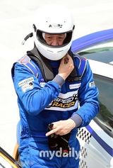组图：《无限挑战》成员参加韩国赛车比赛