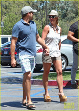 组图：布兰妮热裤出街大方凸点 与男友十指紧扣