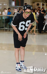 组图：李准基现身机场 反光墨镜潮味十足