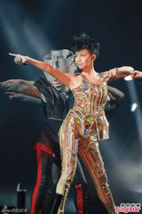 组图：孙燕姿演唱会紧身裤玩倒立 牵手张学友